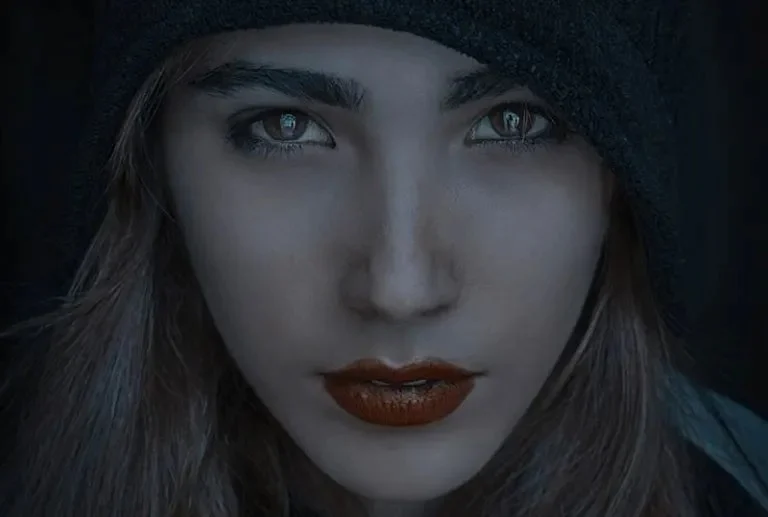 Frau mit rotem Lippenstift
