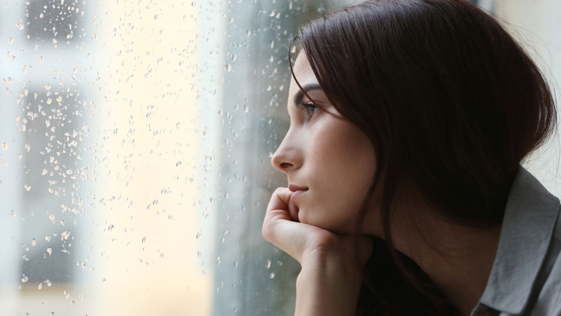 traurige Frau am fenster