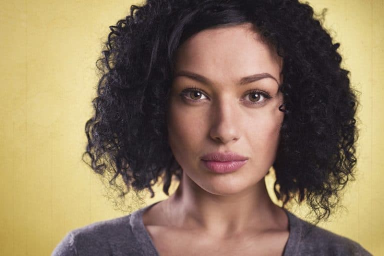 Ein Mädchen mit lockigem Haar sieht glatt aus