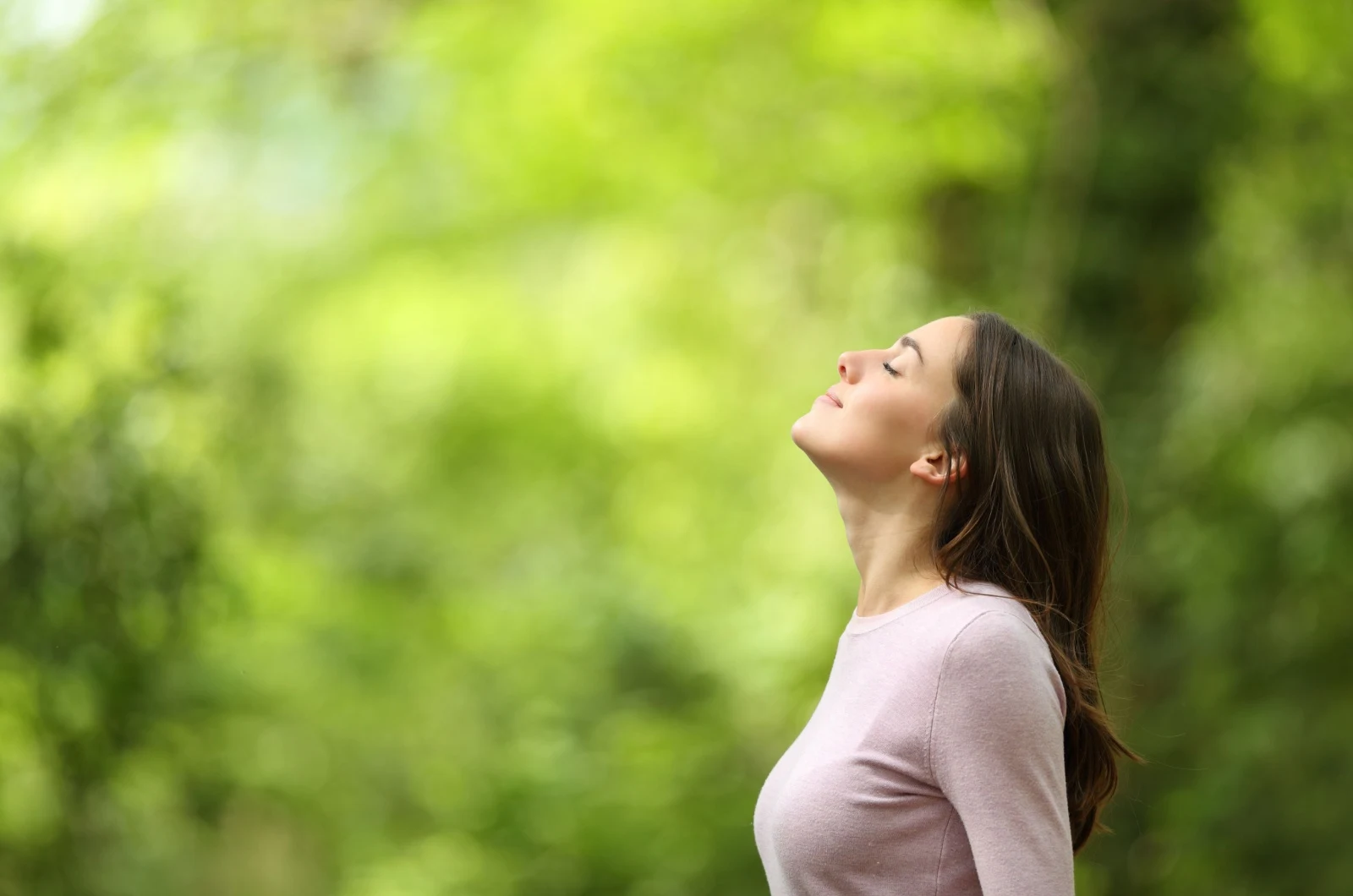 Frau atmet tief durch in der natur
