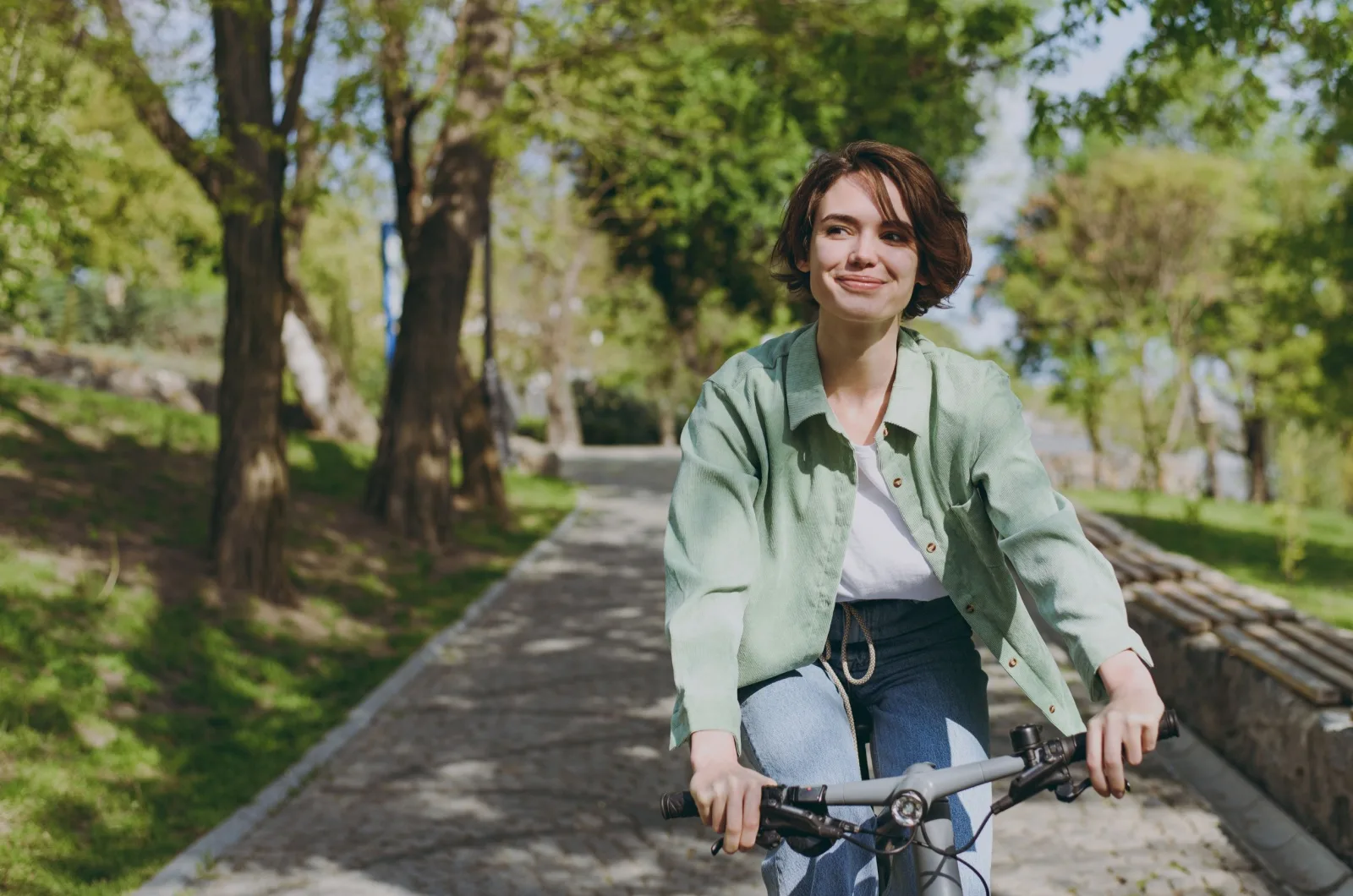 Frau, die Fahrrad faehrt