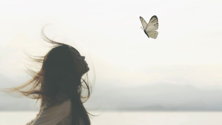 Frau mit Schmetterling