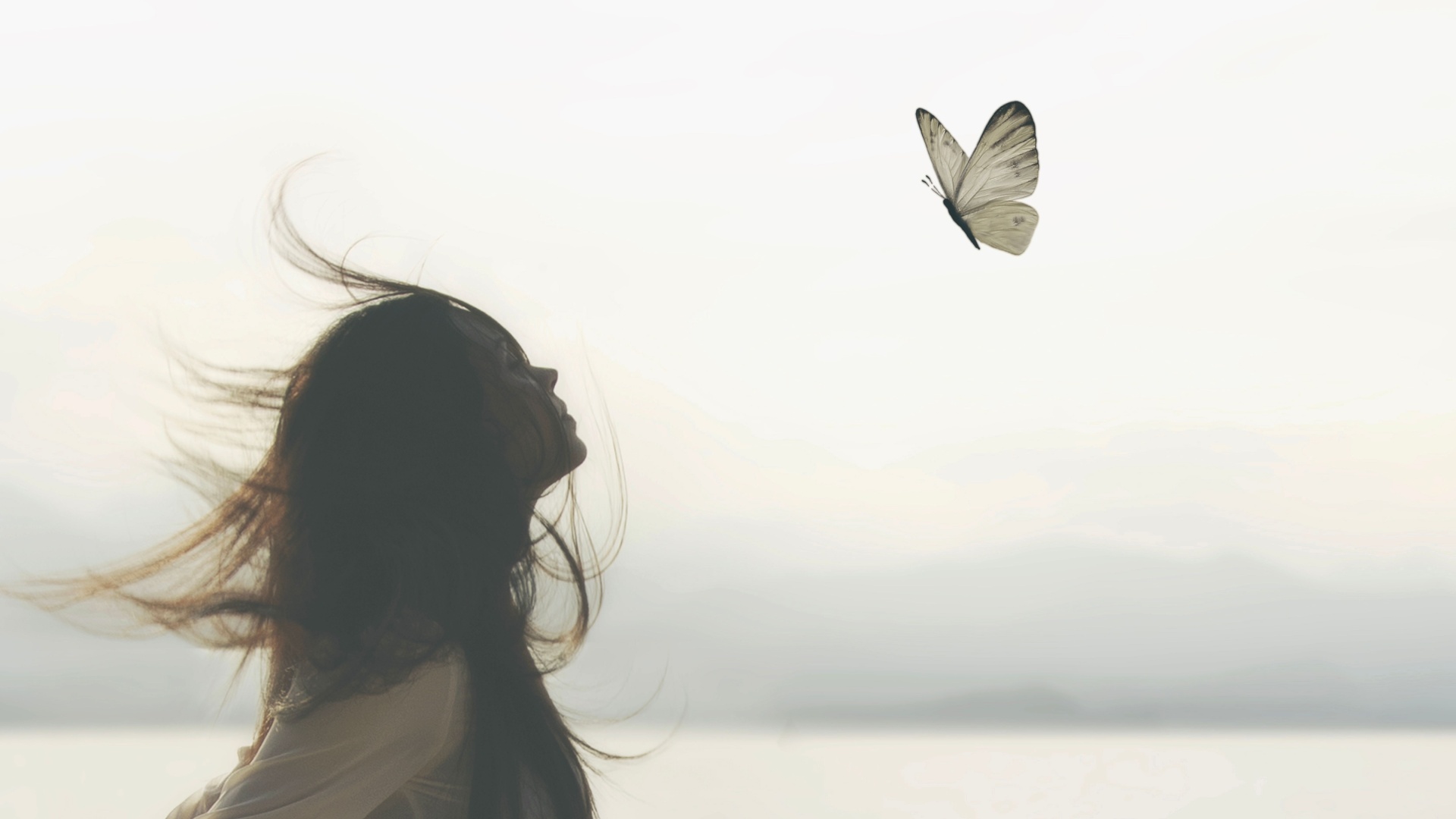 Frau mit Schmetterling