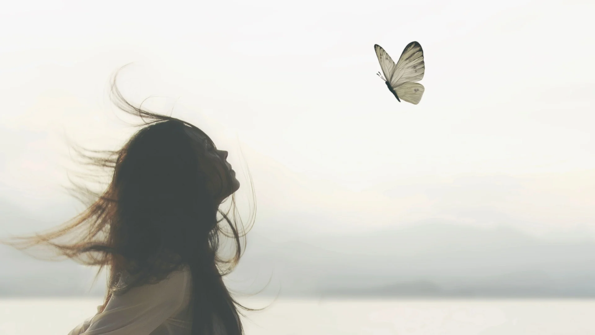 Frau mit Schmetterling