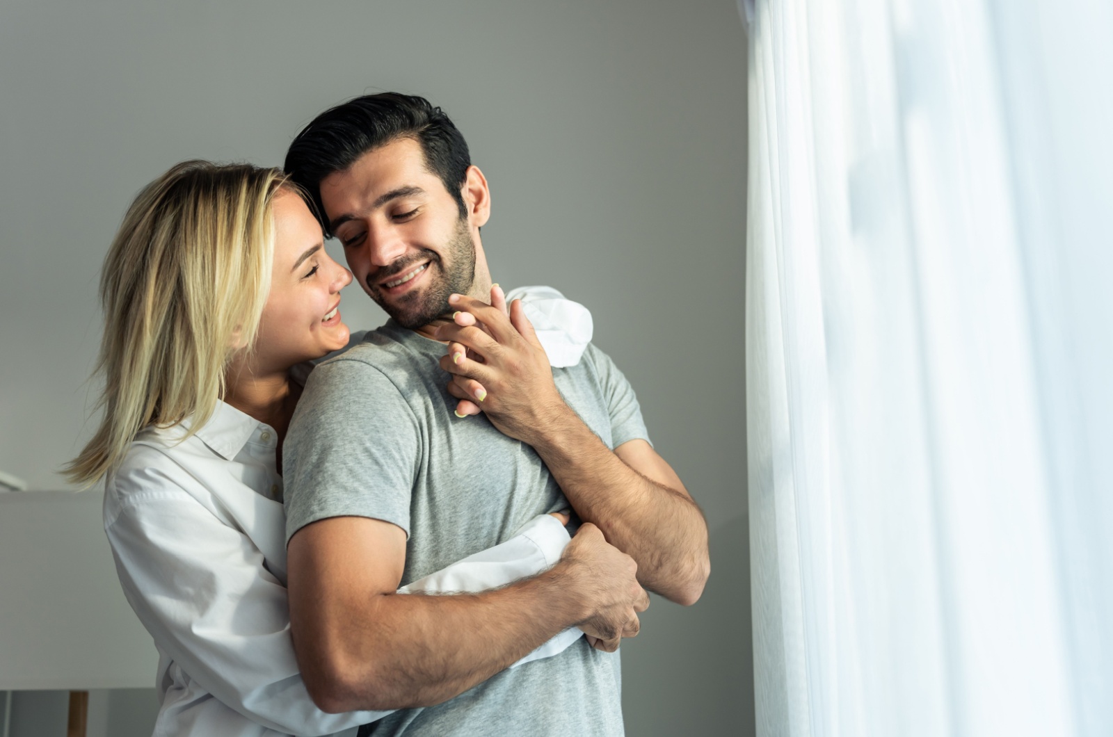 Mann und Frau umarmen sich