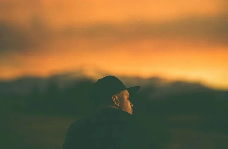 Mann bei Sonnenuntergang