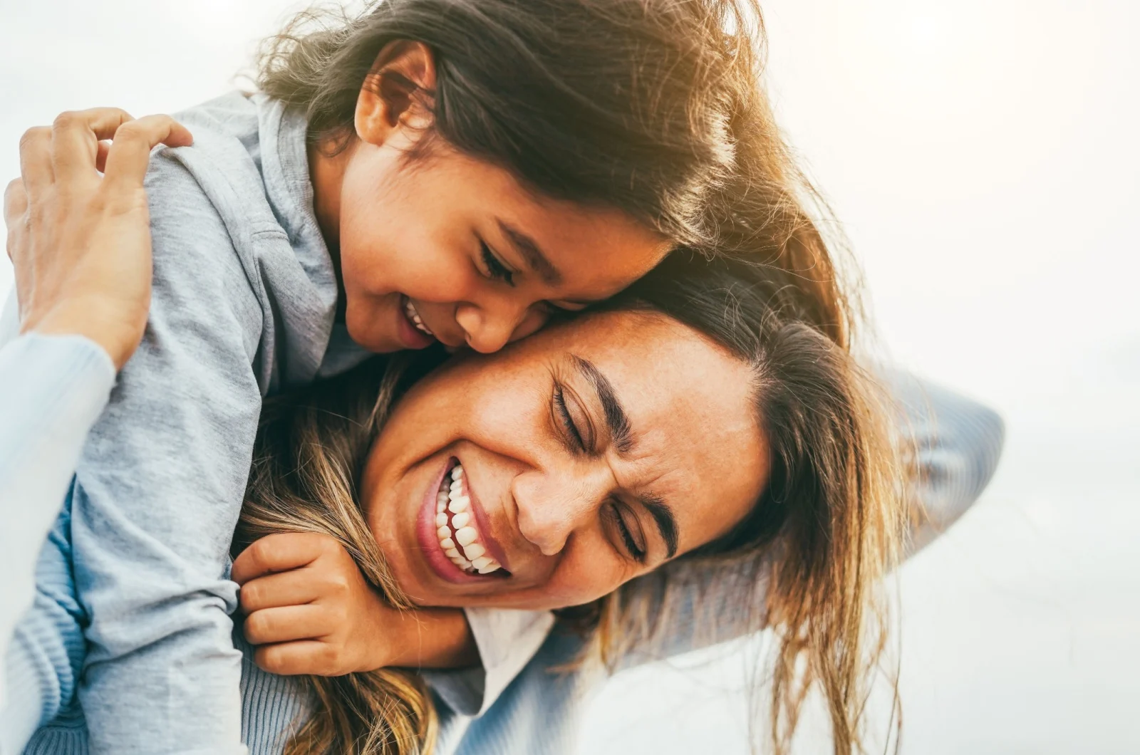Mutter haelt eine Tochter