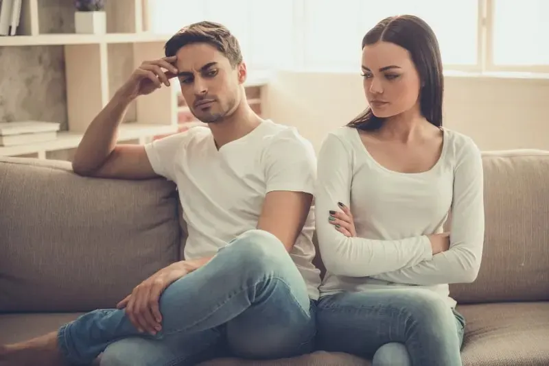 Wuetendes Paar, das nicht auf der Couch redet