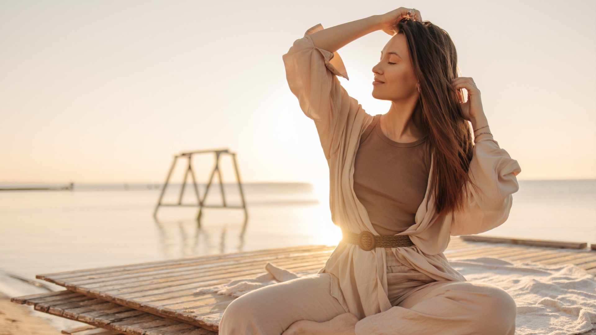 frau geniesst die sonne