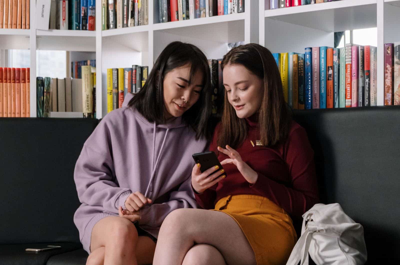 Zwei Frauen sprechen über die Bibliothek