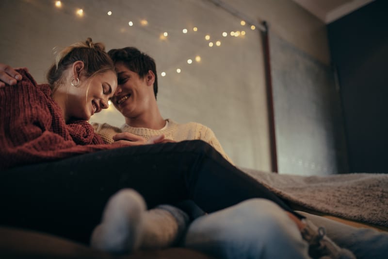 ein Paar genießt ein warmes Zuhause