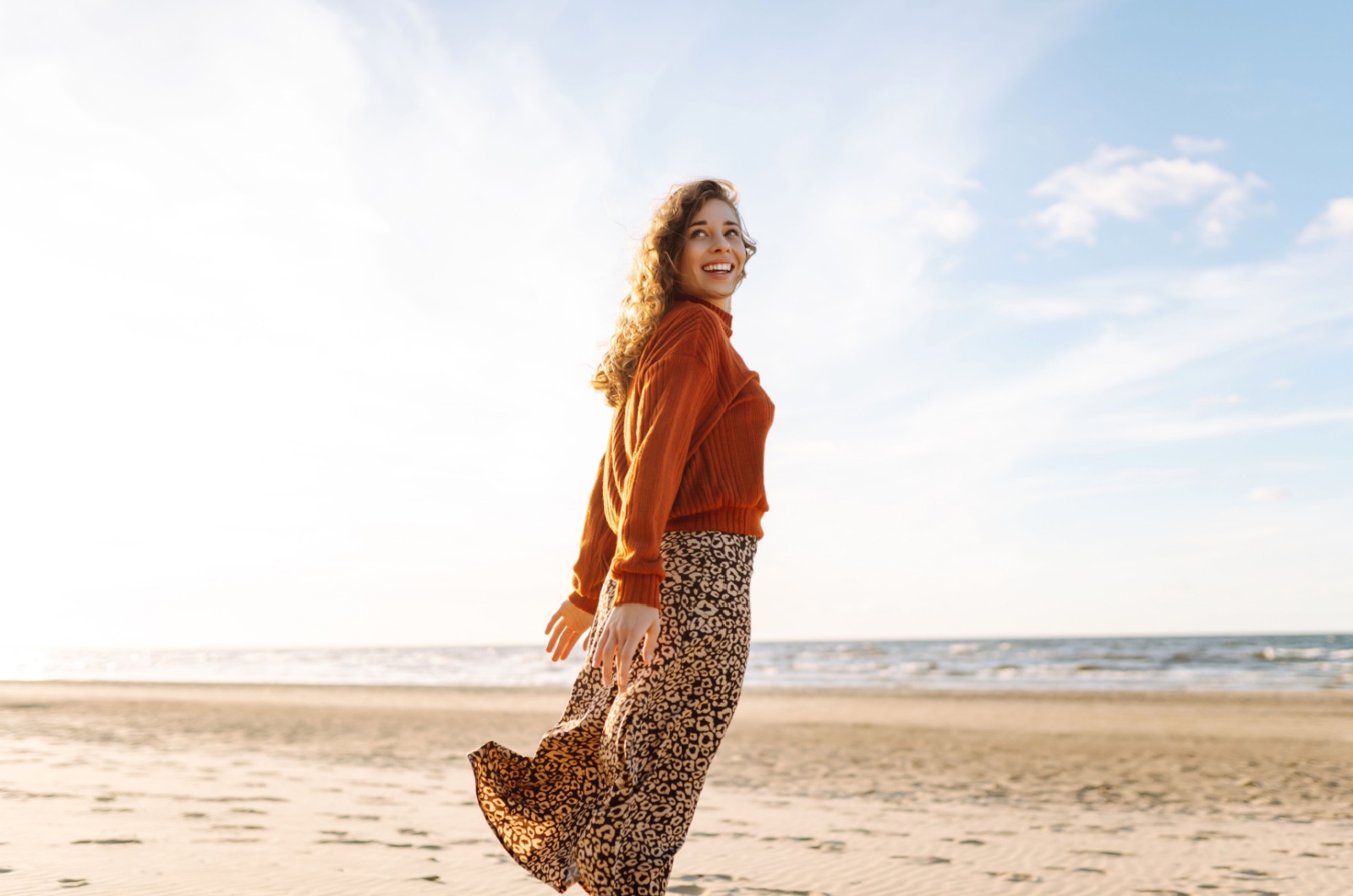 frau spaziert auf strand