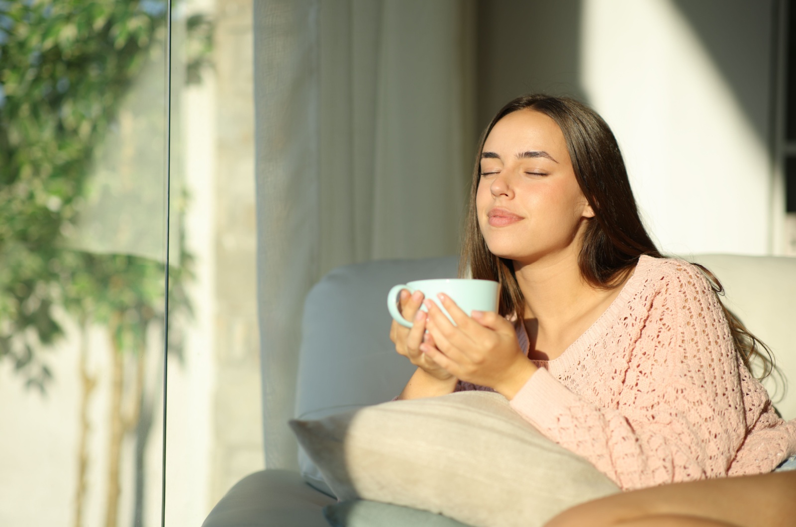 frau trinkt kaffee im sonnenschein
