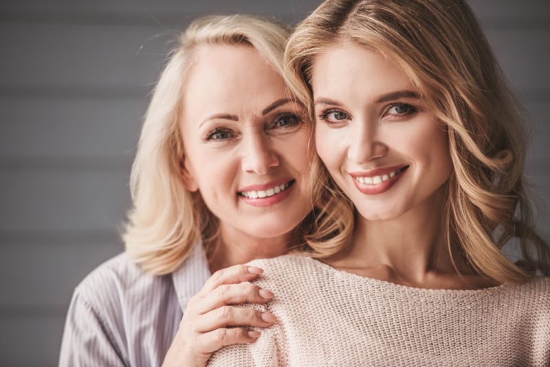 schöne Blondine mit ihrer Mutter posiert für eine Zeitschrift
