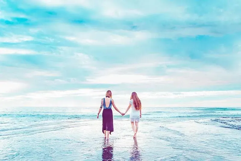 freunde halten haende am meer