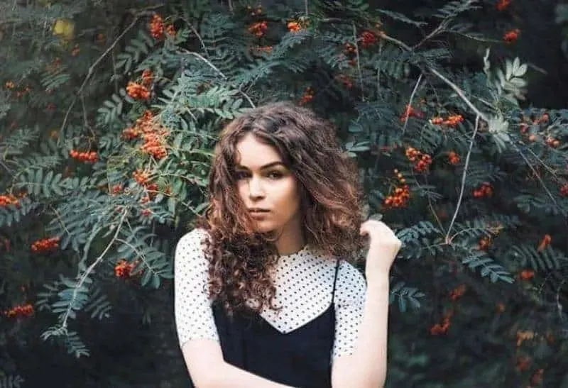 Frau mit Locken posiert
