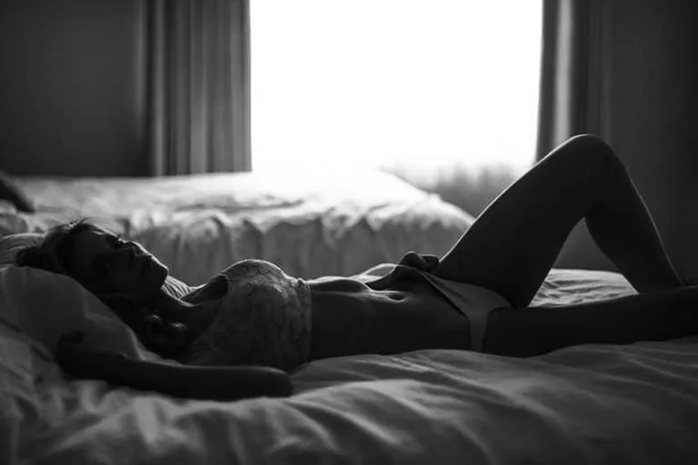 Frau auf dem Bett
