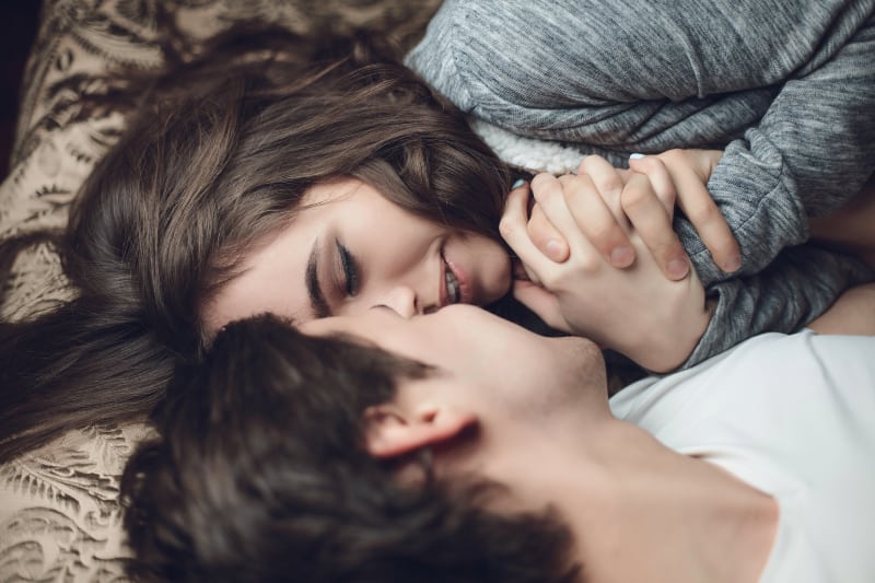 Brünette im Bett mit Freund