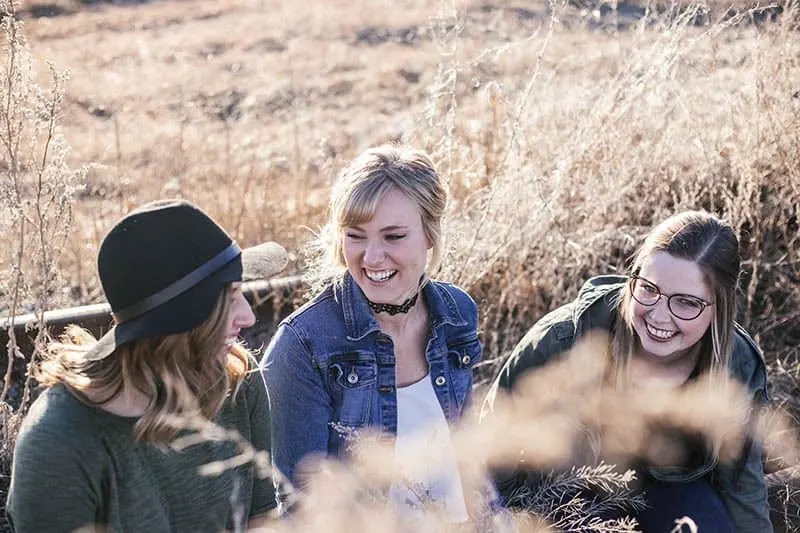 lächelnde Freunde, die in der Natur sprechen