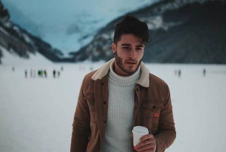 ein junger Mann, der im Schnee geht