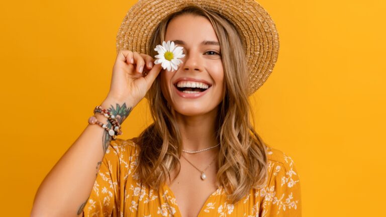 wunderschoene frau mit blume