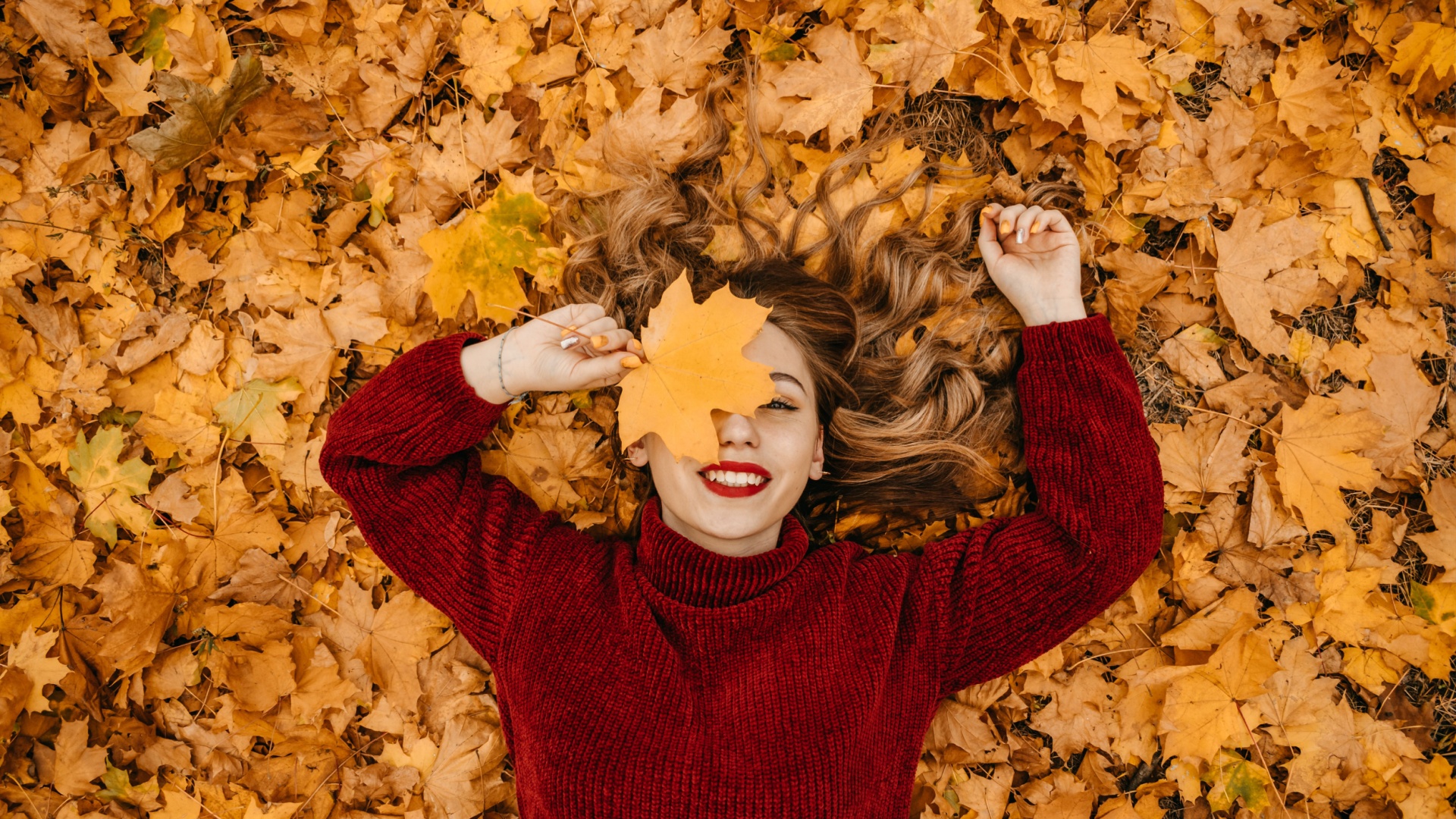 Frau liegt auf blaettern