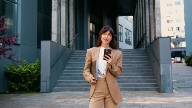 frau im anzug