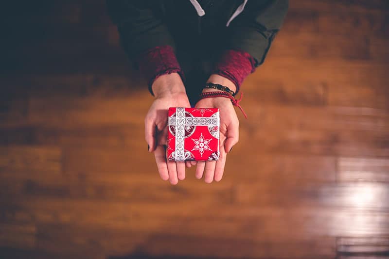 Frau, die kleines Geschenk hält