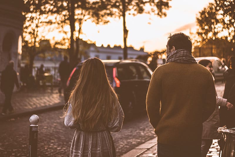 Frau und Mann gehen auf der Straße