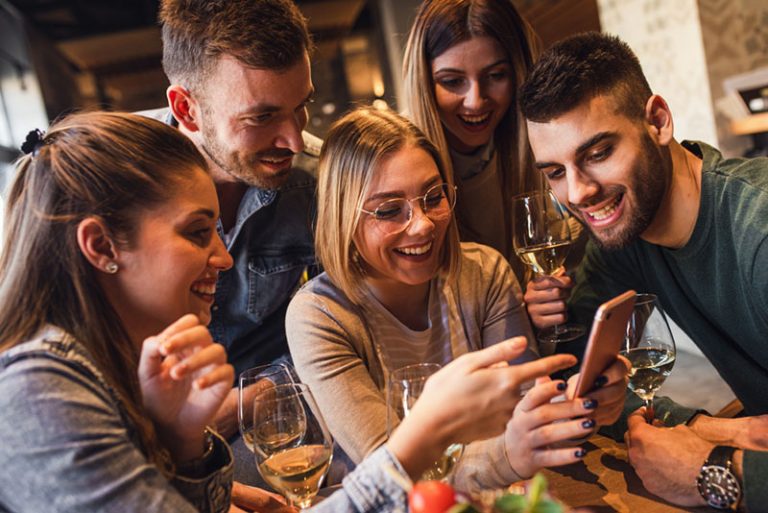 Freunde, die am Telefon etwas Lustiges suchen