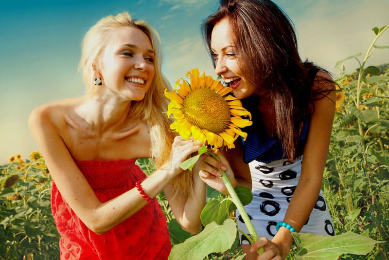 Mädchen, die Spaß im Blumenfeld haben