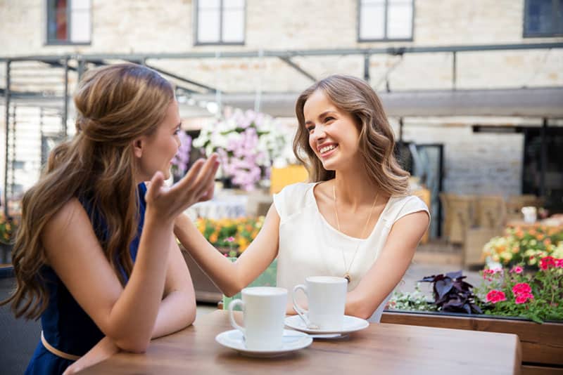 Mädchen reden im Café