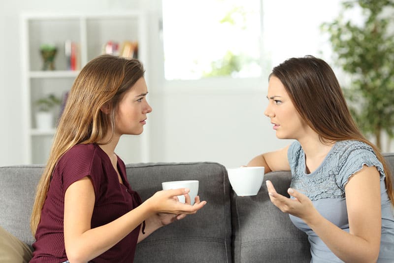 Mädchen reden und trinken Tee