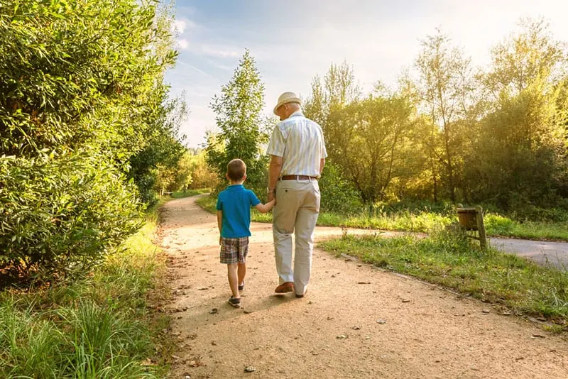 Opa geht mit seinem Enkel spazieren