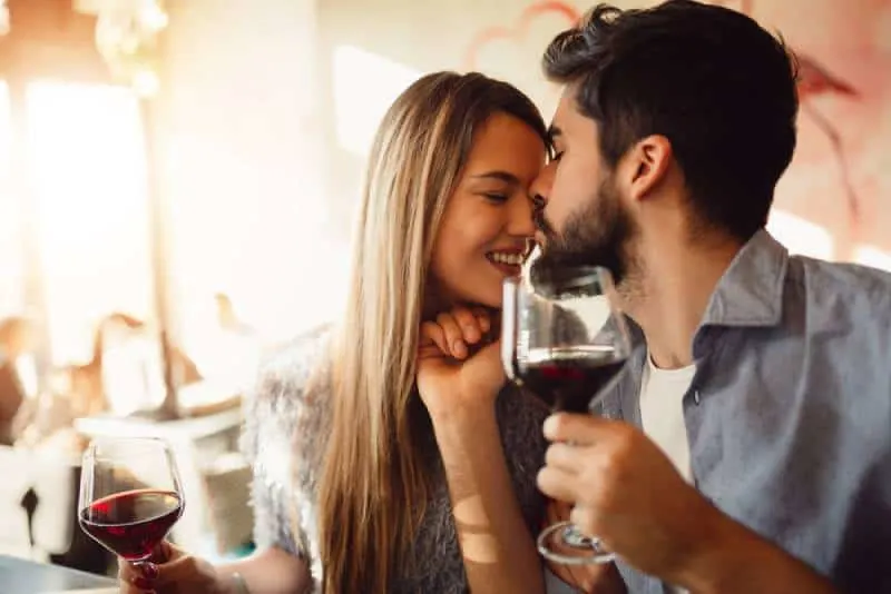 Paar haben eine gute Zeit in einer Bar und trinken Wein