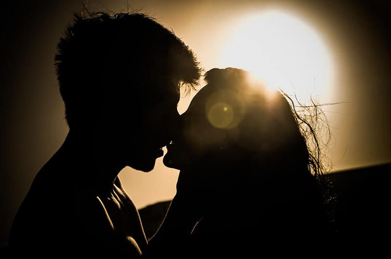 Paar küsst auf dem Sonnenuntergang