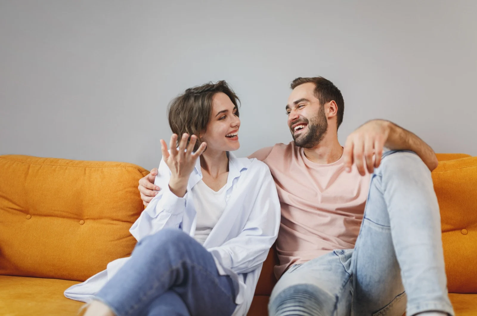 Paar redet auf einer Couch