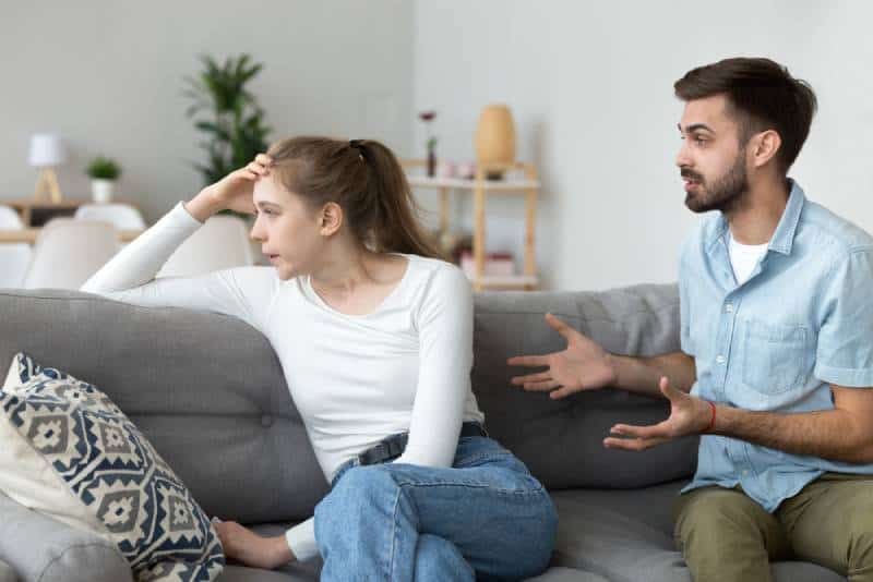 Paar streiten zu Hause, während Mädchen nicht zuhören wollen