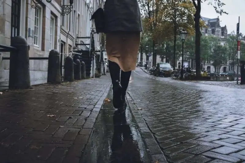 Frau zu Fuss im Freien auf regnerischen Boden