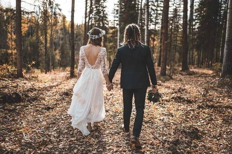 Ehepaar zu Fuss im Wald