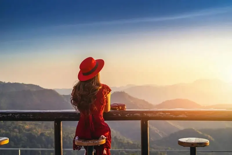 Frau mit Cowboyhut auf der Naturansicht