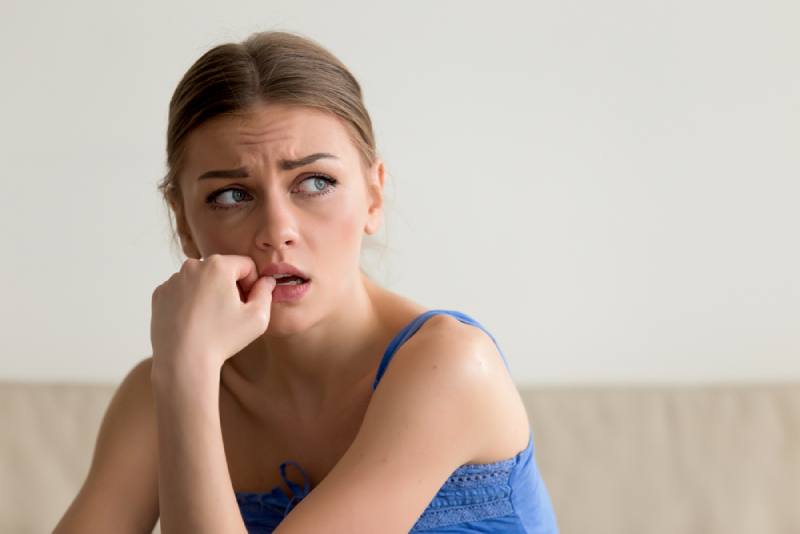 besorgtes Mädchen zu Hause sitzen und nachdenken
