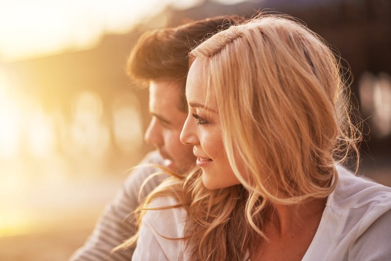 blondes Mädchen glücklich mit Mann