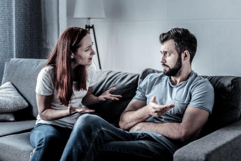 ein Ehepaar streitet auf der Couch