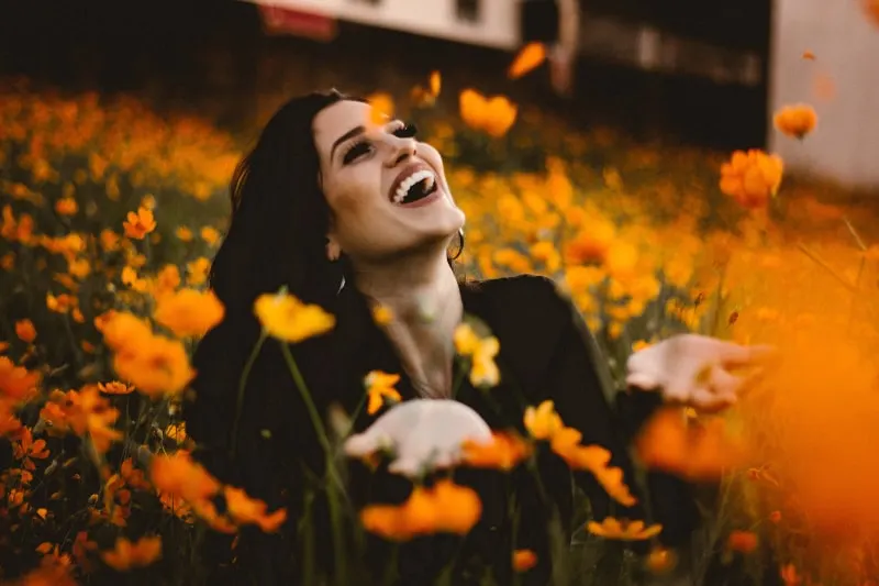 eine Frau in einem Feld von gelben Blumen