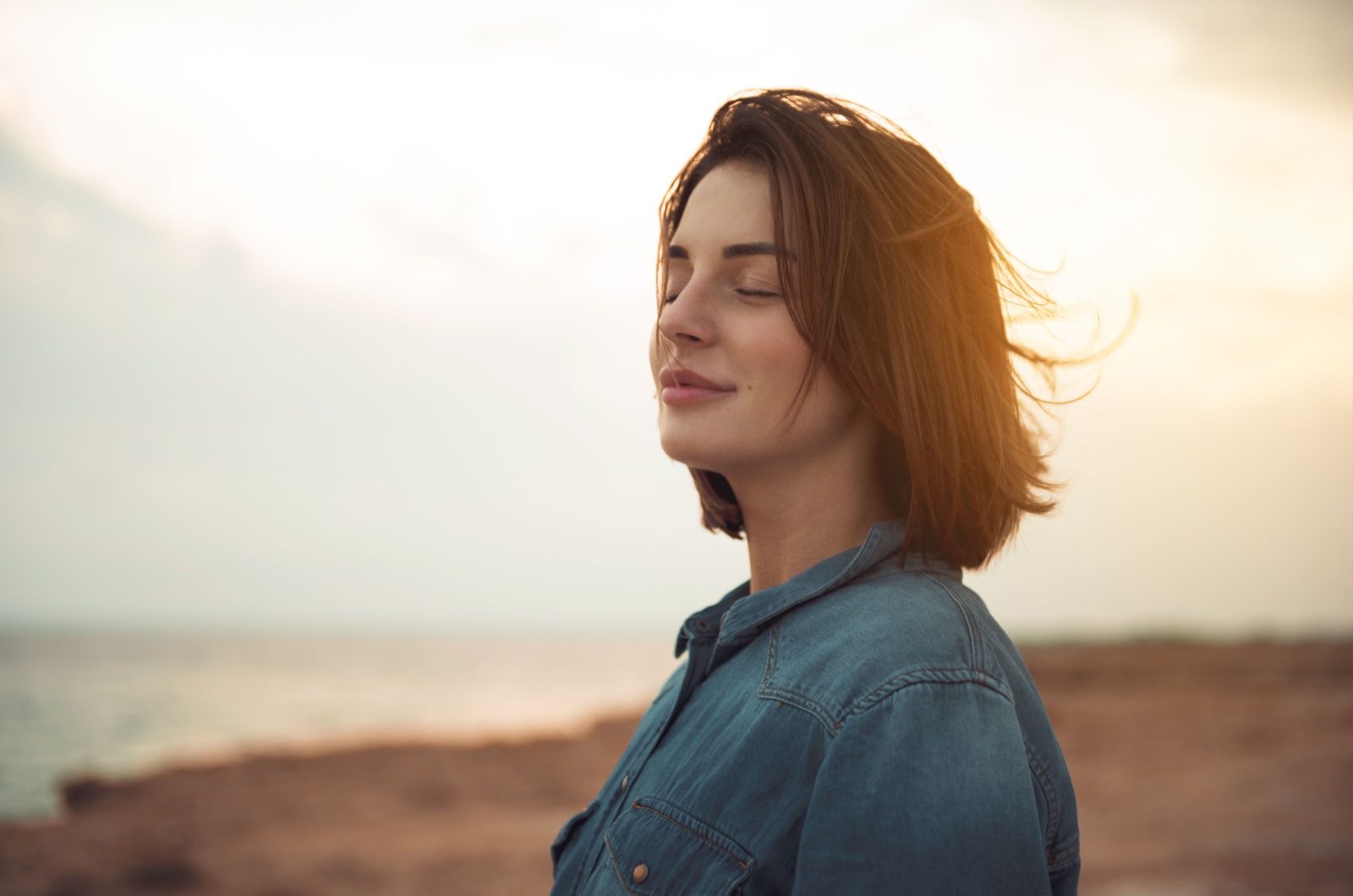 frau im sonnenuntergang