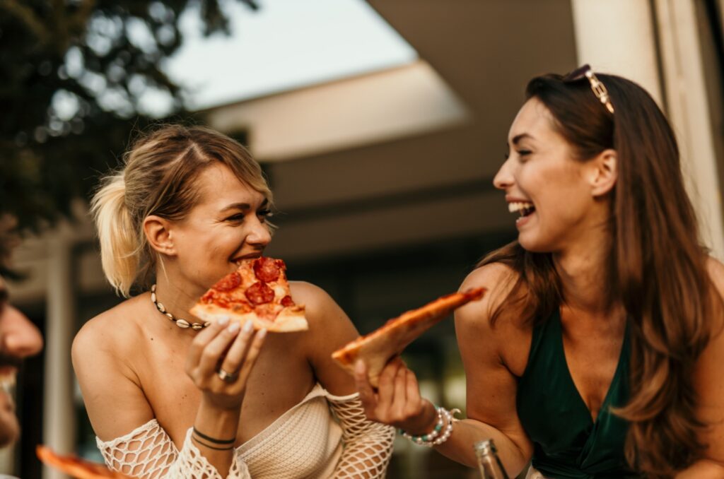 frauen essen pizza