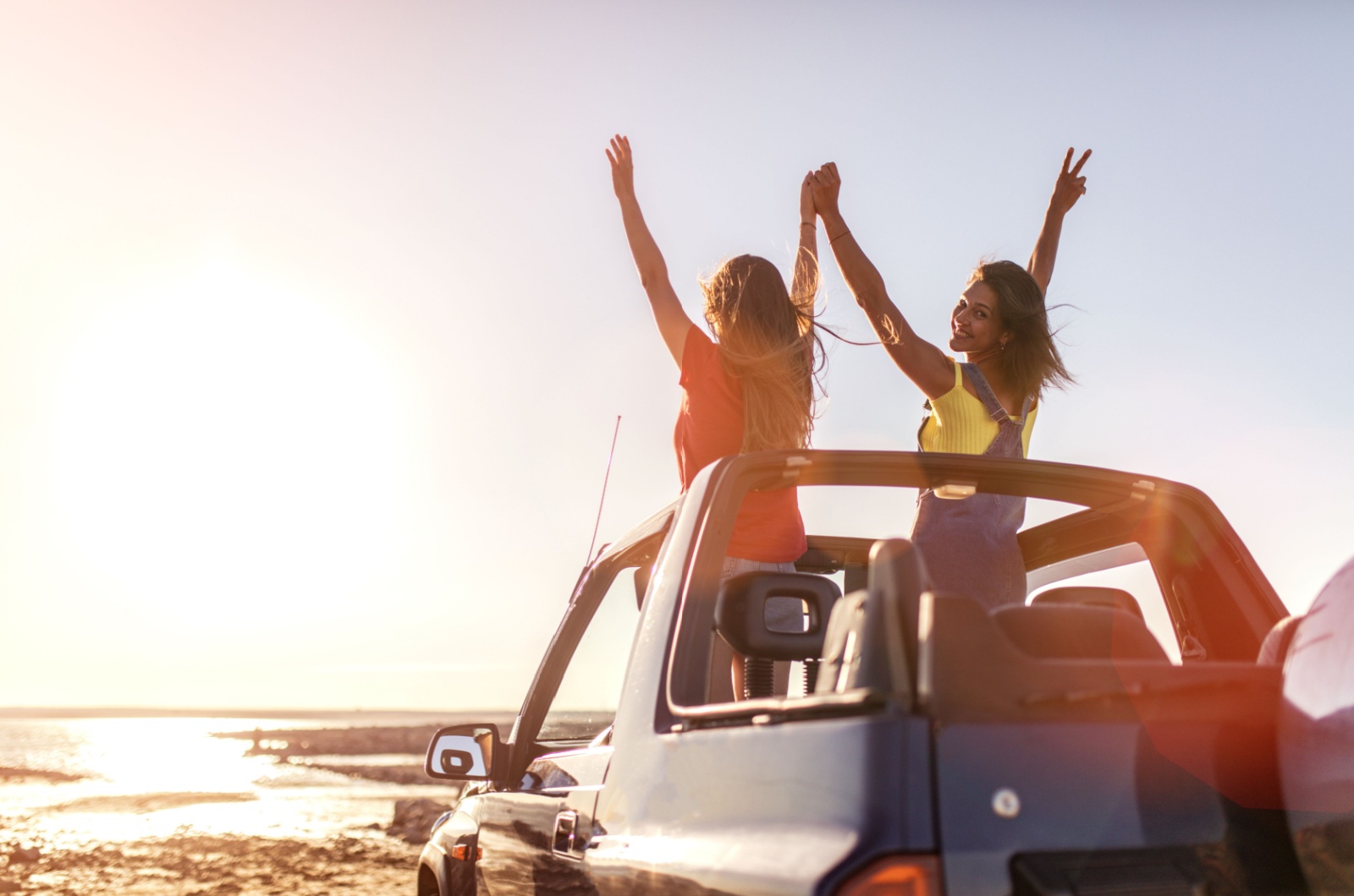 frauen stehen im auto