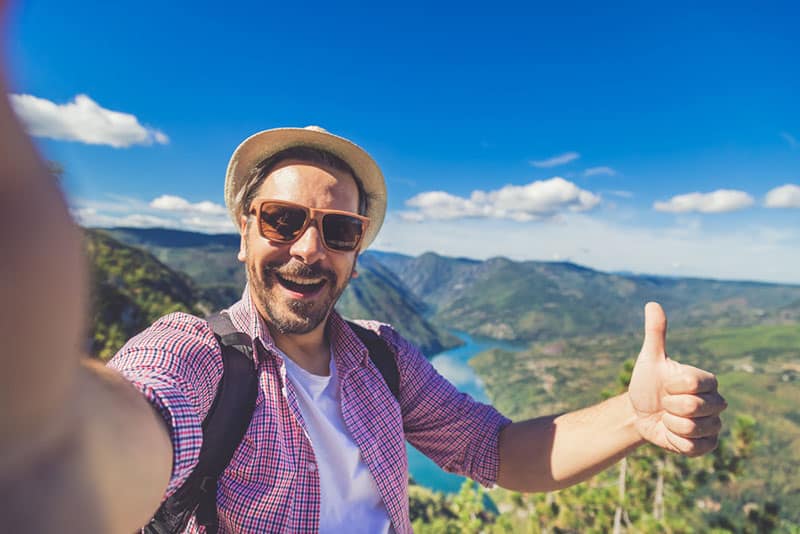 glücklicher Mann, der ein Selfie nimmt