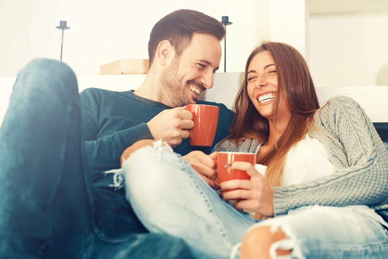 glückliches junges Paar, das Kaffee trinkt